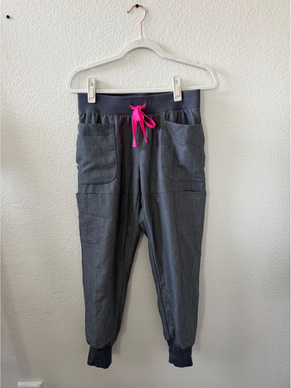 FIGS scrubs graphite Gray Jogger qua Nepal Pants with Pink Drawstring XS